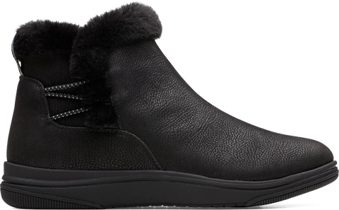 Quarter turn view Women's Clarks Footwear style name Breeze Fur in color BLK COMBI. Sku: 26184180