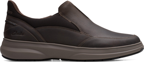 Quarter turn view Men's Clarks Footwear style name Mullan Step in color DK BRN LEA. Sku: 26184413