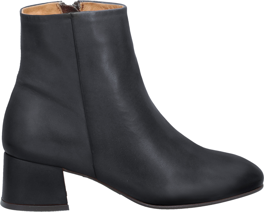 Quarter turn view Women&